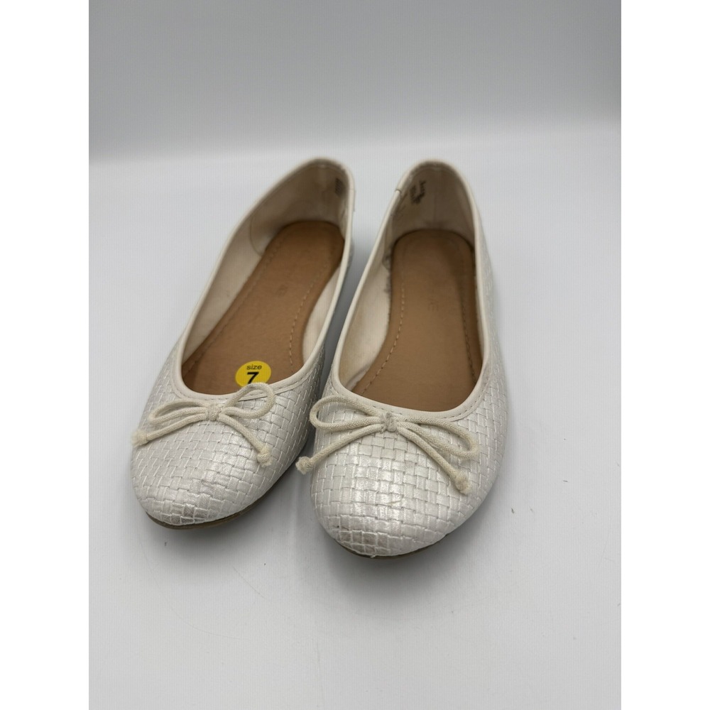 American Eagle Textured White Flat Women's Shoe 7